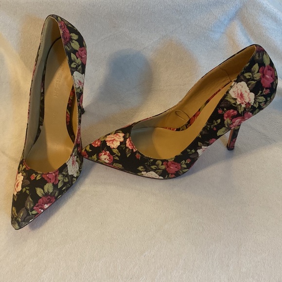 SIZE 6 JOE FRESH 4” High Heels. Black with Roses on them. - Picture 8 of 10